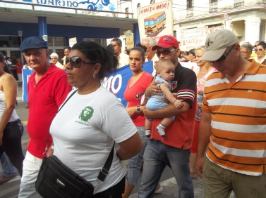 El más pequeño en este desfile de Primero de Mayo en Pinar del Río